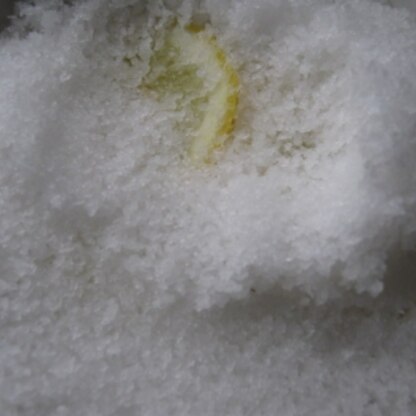 陶器で仕込んだので、塩をほじって撮影しました＾＾；
我が家のレモンを使いました。年末年始の活躍に期待です＾＾